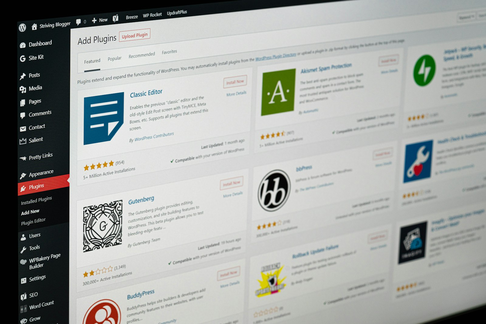WordPress plugins screen for WooCommerce